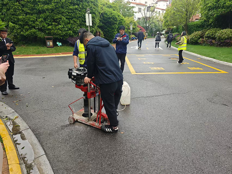 那条路通车才三年，路面就塌了——回填土没夯